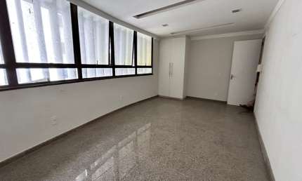 Salas Comercias no Calhau com 55m, cada sala podem ser vendida junta ou separada