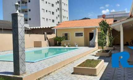 Casa na praia Martim de Sá com 02 terrenos em Caraguatatuba
