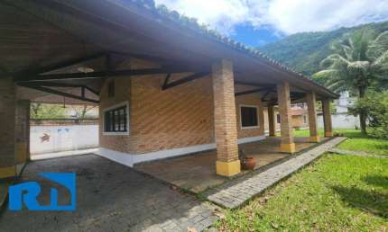 CASA DE ESQUINA A VENDA NO BAIRRO SUMARÉ EM CARAGUATATUBA