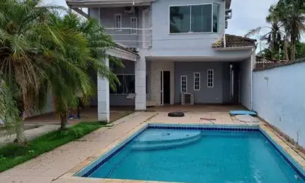 Casa com 03 suites para locação com Piscina em Caraguatatuba
