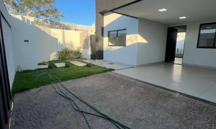 Casa alto padrão no Vida Nova, projeto moderno em uma rua diferenciada do bairro.