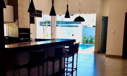 Linda casa em condomínio fechado na Zona Sul de Uberlândia