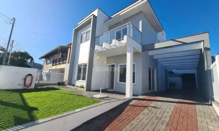 Casa mobiliada a 170 metros da praia do Zimbros em Bombinhas