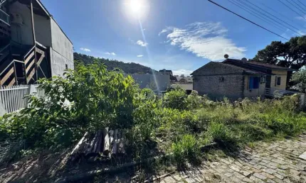 Oportunidade Única no Centro! Terreno 17x19m com Rua Calçada