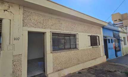 Casa com 3 quartos para alugar na Rua Geminiano Costa, 107, Jardim São Carlos, São Carlos por R$ 1.950