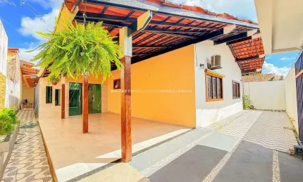 Vendo casa com 3 suítes em residencial fechado e com espaço para área de lazer próximo da praia