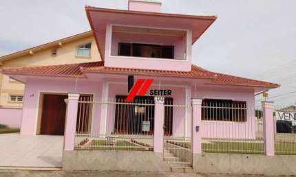 Casa a venda em Santo Amaro do Imperatriz com 3 dormitórios sendo 1 suíte e 2 vagas de garagem