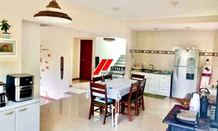 Casa a venda na trindade com 4 quartos, sendo 1 suíte, 3 banheiros e 2 vagas de garagem na Trindade