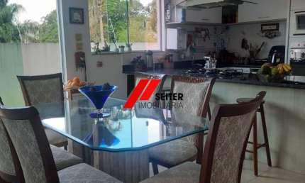 Casa a venda com 4 quartos sendo 4 suítes, 5 banheiros e 5 vagas de garagem, com area total de 279m²