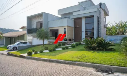 Casa à Venda de Alto Padrão na praia Cachoeira do Bom Jesus em Florianópolis
