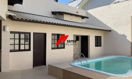Casa de 3 Dormitórios à Venda no Parque São Jorge em Florianópolis