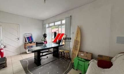 Casa à venda em Florianópolis-SC, na Agronômica, 2 quartos, 2 salas, 1 banheiro e garagem!