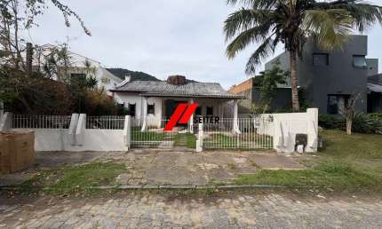 Casa espaçosa e confortável à venda em Florianópolis-SC, Itacorubi: 4 quartos, 1 suíte, 3 salas, 4 banheiros, 2 vagas, 220m². Aproveite!