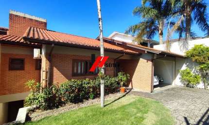 Casa no pantanal com 3 dormitórios 1 suíte, 4 vagas de garagem, com comércios e lazer próximos.