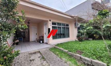 Casa com 3 quartos e terreno de 275m² à venda na Trindade, com viabilidade residencial e comercial, Florianópolis/SC