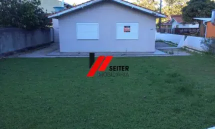 Casa térrea de esquina com amplo terreno na Armação, próxima à praia, Florianópolis