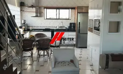 Casa à Venda na Agronômica Florianópolis-SC: 3 Quartos 1 Suíte 3 Salas, 4 Banheiros, 360m² de Área privativa.