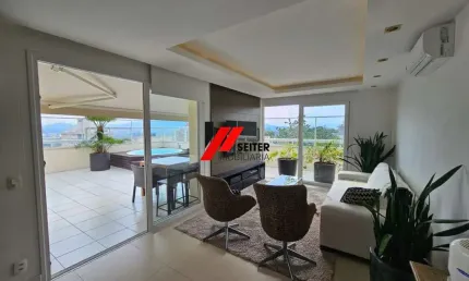 Cobertura à venda no Itacorubi com 227m² com 3 suítes e 4 vagas de garagem em Florianópolis
