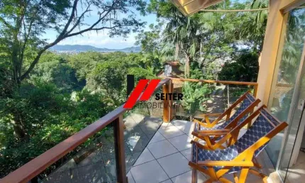 Casa triplex 268m² à venda com 3 dormitórios sendo uma suíte no Canto da Lagoa em Florianópolis