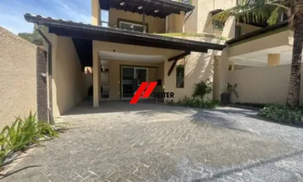 Casa disponível para locação anual no bairro Rio Tavares em Florianópolis.