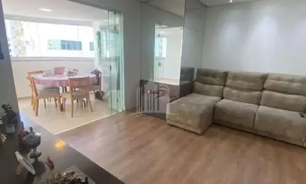 Apartamento com ampla sacada e churrasqueira a carvão