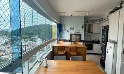 Ótimo apartamento mobiliado com ampla sacada com churrasqueira
