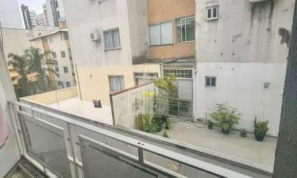 Apartamento com 2 dormitórios e 1 vaga em localização privilegiada no Centro de Balneário Camboriú