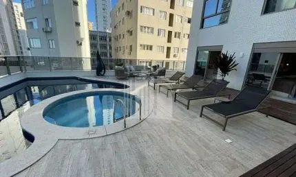More em um apartamento diferenciado com piscina na quadra do mar