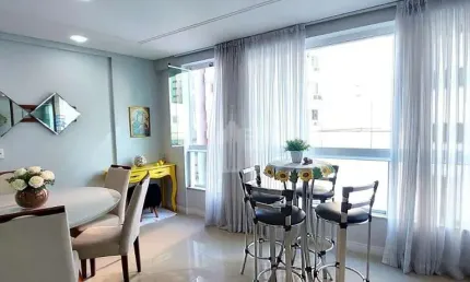 Apartamento com 3 dormitórios sendo 1 suíte e 2 vagas de garagem no Centro em Balneário Camboriú