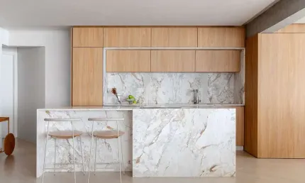 Apartamento frente mar reformado com 3 suítes e 2 vagas