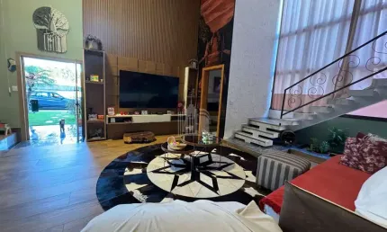 Casa Sofisticada com 3 dormitórios sendo 1 suíte e 2 vagas no bairro Santa Regina em Camboriú
