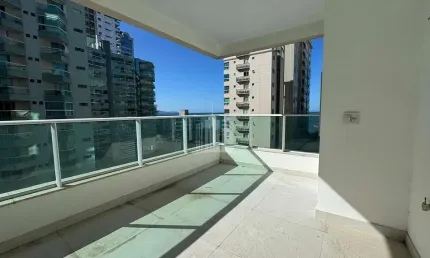 Apartamento quadra mar em Meia Praia, com 3 suítes e 3 vagas de garagem em Itapema