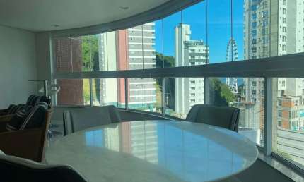 Apartamento mobiliado com 3 suítes e 2 vagas de garagem na Barra Norte