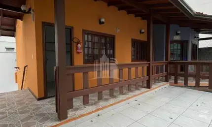 Excelente sobrado a venda a 150 metros da av. brasil no centro de balneário camboriú