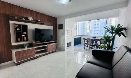 Apartamento Mobiliado com 03 Dormitórios e Ampla sacada com churrasqueira