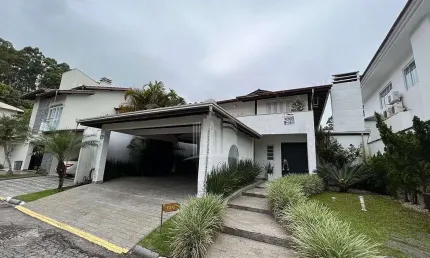 Casa alto padrão em condomínio fechado próximo a praia brava
