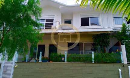 Casa com 3 suítes, tipo triplex em Jurerê Internacional.