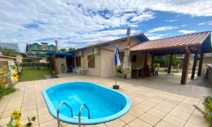 Casa com piscina localizada em condomínio nos Ingleses