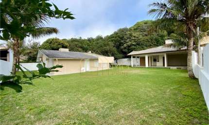 Casa em amplo terreno à venda próxima da Praia dos Ingleses