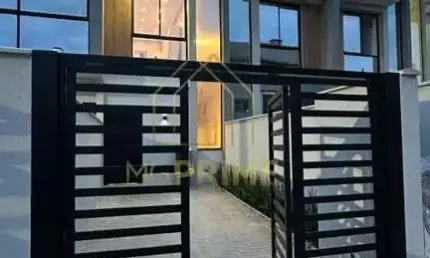 Sobrado moderno com 2 suítes, piscina e acabamento de alto padrão