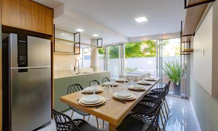 Apartamento com lindo terraço, ensolarado em ótima localização.