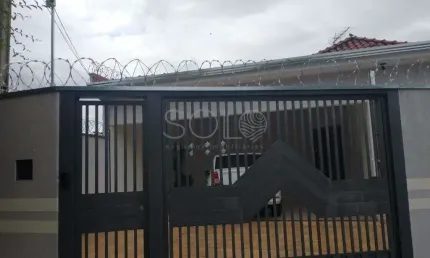 CASA EM UMA EXCELENTE LOCALIZACAO NO BOTANICO com 3 dormitorios sendo 1 suite, 3 banheiros, 2 lavanderias, com 1 edicula nos fundos.