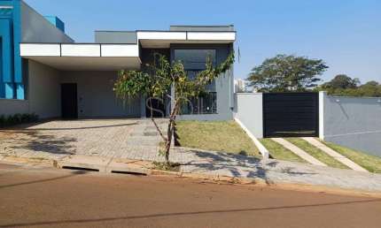 CASA NOVA NO TIVOLI, com 3 dormitorios com armarios planejados, 1 suite com closet, cozinha integrada a sala com armarios planejados, ar condicionado, area de lazer com churrasqueira e quintal gramado