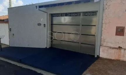 Linda casa no Parque Igacaba com  3 dormitorios, 1 suite, 2 vagas de garagem, portao eletronico, cerca eletrica, area de lazer com churrasqueira,  quarto de dispensa.