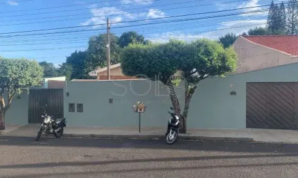 Casa espacosa + 2 ediculas | oportunidade para morar e investir!