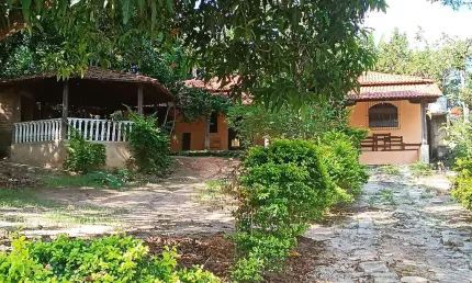 Oportunidade! Sitio Comercial de 1.000m² em Esmeraldas-MG, Cidade Jardim: 4 quartos, 2 banheiros, 2 vagas. Agende sua visita!