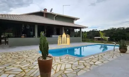 Sitio de Luxo à Venda ou Locação em Esmeraldas-MG: 4 Quartos, 1 Suíte, 2 Salas, 3 Banheiros, 4 Vagas de Garagem, 10.000m² - Oportunidade!