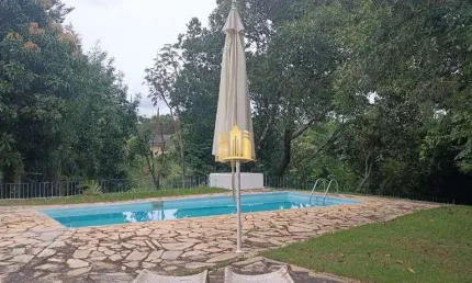 OPORTUNIDADE!!! Sitio comercial à venda em Esmeraldas-MG, bairro Cidade Jardim, com 4 quartos, 1 sala, 2 banheiros e 3 vagas de garagem!