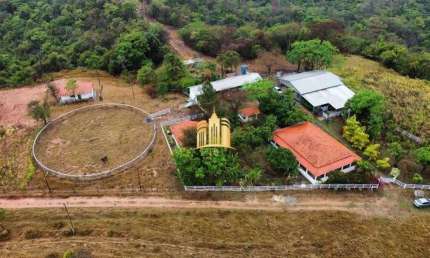 Fazenda à venda na cidade de Esmeraldas-MG: 3 quartos, 1 suíte, 2 salas, 3 banheiros, 10 vagas de garagem, área de 800.000,00m²!