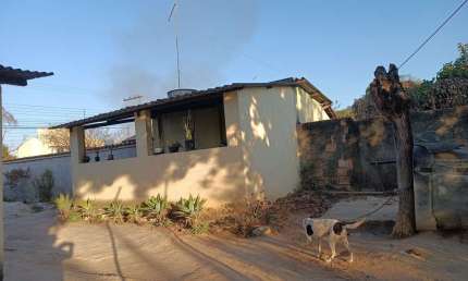 Casa à venda em Esmeraldas-MG, bairro Santa Quitéria: 3 quartos, 2 salas, 2 banheiros, 120m². Confira já!